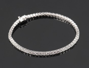 Diamonds by Frisenholm.Tennisarmbånd med diamanter af 18 kt. hvidguld, ca. 5,00 ct..