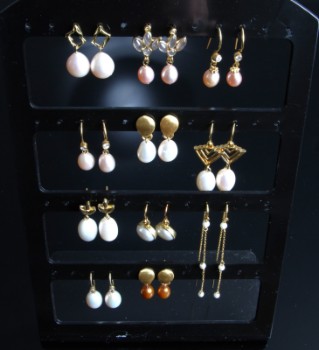 Collection of pearl earrings, gold-plated sterling silver (12 pairs)