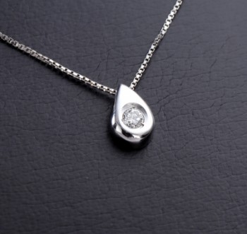 Diamond pendant and necklace of 18 kt. white gold (2)