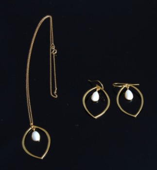 Necklaces and earrings with bright pearls (4)