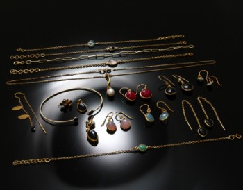 Collection of earrings and bracelets with precious stones (25)