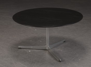 Arne Jacobsen. Cirkulært sofabord, sortbemalet