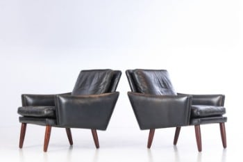 Dansk møbelproducent. Et par lænestole teak/sort læder1960erne