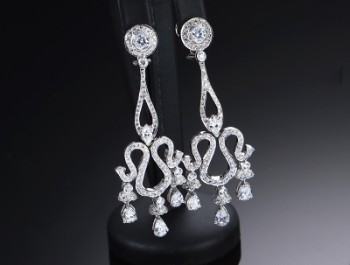 A pair of long 18 kt brilliant cut earrings. white gold, total approx. 5.48 ct. (2)