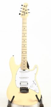 Sterling by Music Man SUB Cutlass, Cream. Inkl. div tilbehør.