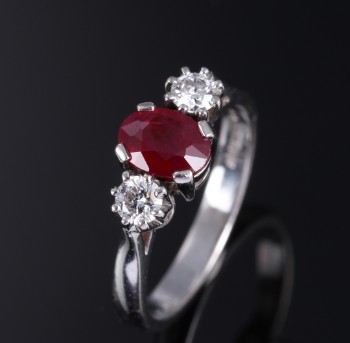 Side-by-side ruby ??and diamond ring of 18 kt. white gold, a total of 1.29 ct. London 2005