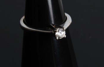 Solitaire ring of 18 kt. white gold, ring size 49