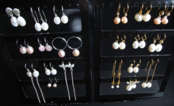 Large collection of pearl earrings (20 pairs)