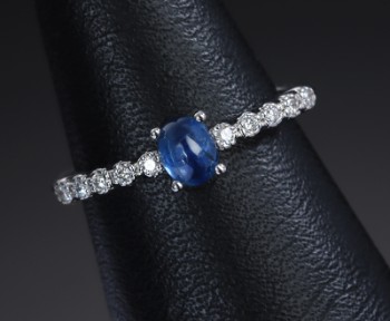 Sapphire and diamond ring of 18 kt. white gold, total approx. 0.62 ct.