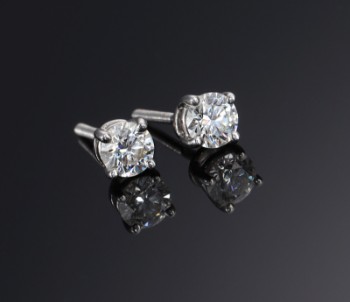 TIFFANY & Co. A pair of platinum solitaire earrings, total approx. 0.50 ct. (2)