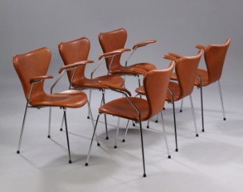 Arne Jacobsen. Et sæt på seks armstole Syveren, model 3207, Cognacfarvet Vacona anilinlæder. (6)