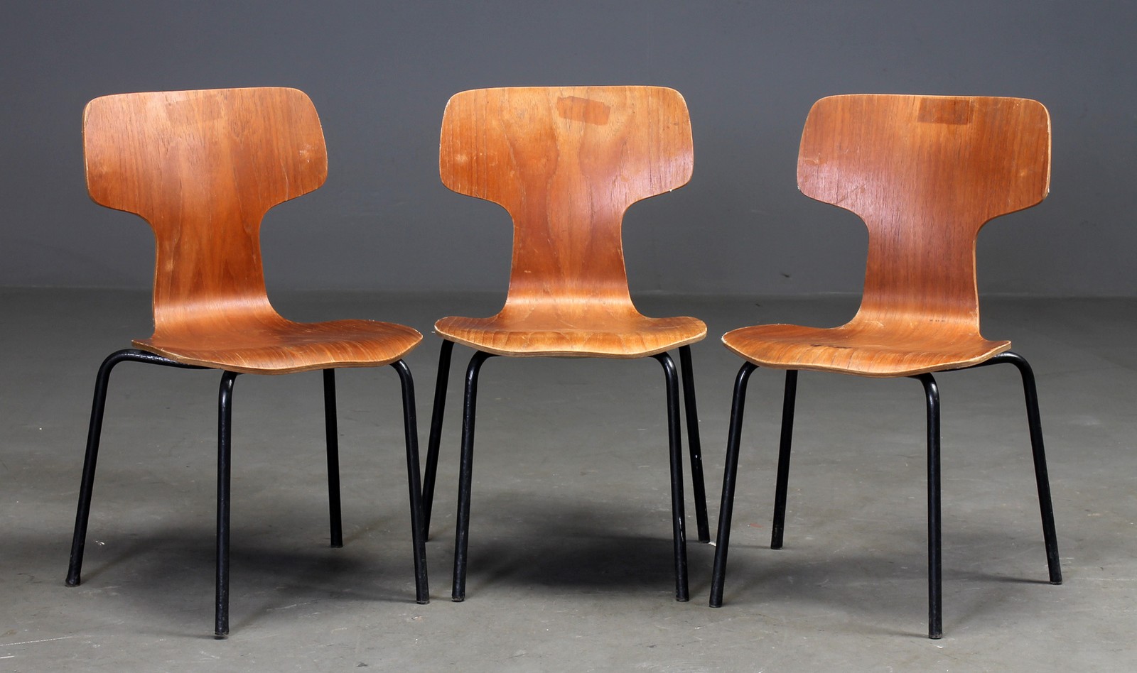 Arne Jacobsen. Tre Barnestole skolestole af teak model 3103 T