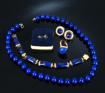 En samling Lapis Lazuli smykker, bl.a. øreclips og ring af 14 kt. guld (5)