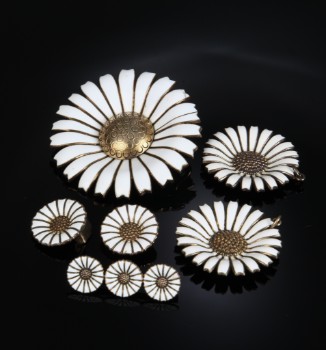 Georg Jensen / Anton Michelsen. A collection of daisy jewelry (5)