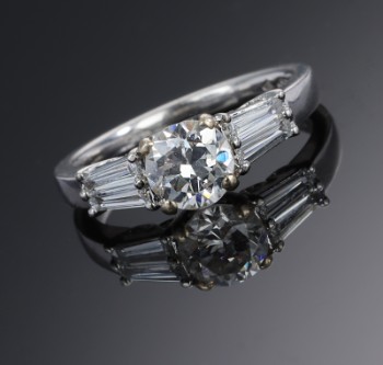 Classic diamond ring of 18 kt. white gold, total approx. 1.74 ct.