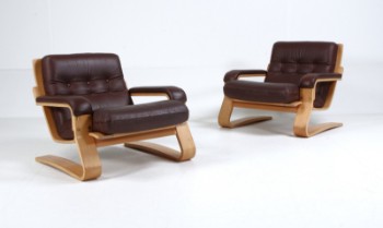 Skandinavisk møbeldesign. Et par lænestole af Oregon pine, 1970erne (2)