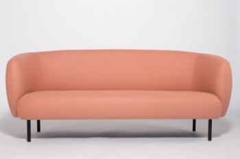 Warm Nordic. Tre personers sofa model CAPE, designet af Charlotte Høncke