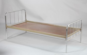 Robert Slezak. Bauhaus bed from the 20s/30s in chromed steel, model P1