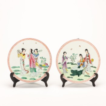 Et par kinesiske plaketter af porcelæn, 1900-tallet (2)