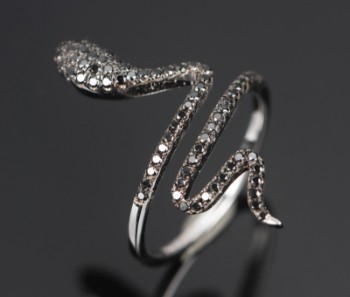 Diamonds By Frisenholm. Slangering af 18 kt. hvidguld med sorte diamanter