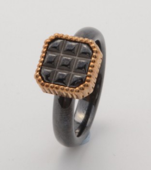 Ring of 8 kt. gold, with black ceramic and cubic zirconia, size 54