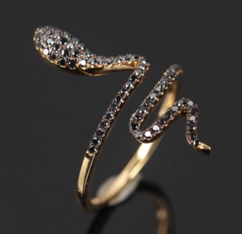 Diamonds By Frisenholm. Slangering af 18 kt. guld med sorte diamanter