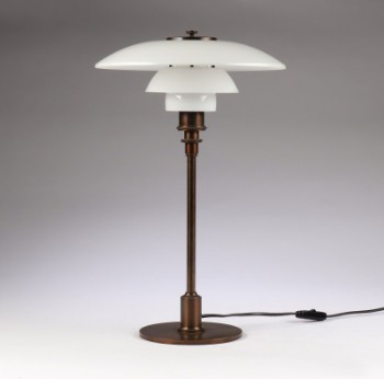 Poul Henningsen. PH 3/2 TrePH Jubilæums bordlampe af bruneret messing, o. 1993-94