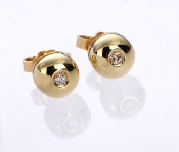 A pair of modern 18 kt brilliant cut earrings. gold (2)