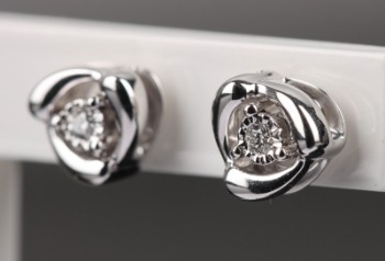 Diamonds by Frisenholm. Et par diamantørestikker af 9 kt. hvidguld. (2)