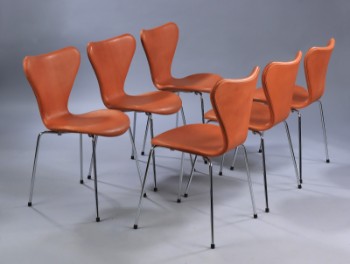 Arne Jacobsen. Et sæt på seks stole Syveren, model 3107, lys cognacfarvet anilinlæder. Ny siddehøjde 46,5 cm. (6)
