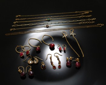 Collection of jewelery with colored gemstones (23)