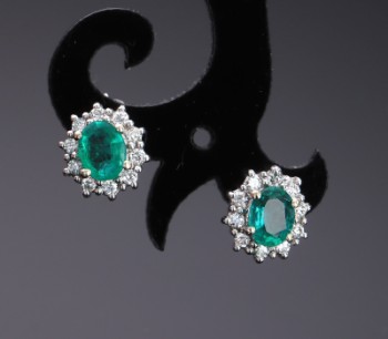 A pair of rosette earrings in white gold with emeralds and diamonds (2)