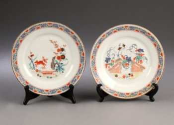Et par tallerkener af porcelæn, bemalet i Kakiemon-stil, 1800-tallet (2)