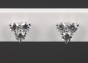 Diamonds by Frisenholm. Et par diamantørestikker af 18 kt. hvidguld, ca 0,25 ct. (2)