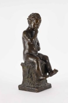 Ubekendt kunstner 20. århundredes begyndelse: Siddende drengebarn, figur af patineret bronze. Usigneret.