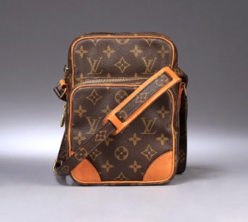 Louis Vuitton. Amazone messenger/shoulder bag in Monogram Canvas