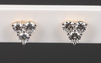 Diamonds by Frisenholm. Et par diamantørestikker af 18 kt. guld, ialt ca 0,25 ct.. (2)