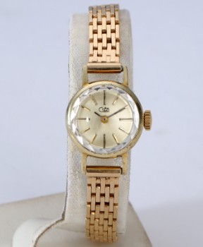 Quote. Vintage ladies watch in 14 kt. gold with brick chain of 14 kt. gold, approx. The 1960s