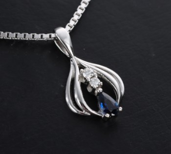 Necklace and pendant in 18 kt. white gold with diamonds and sapphires (2)