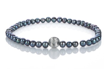 Ole Lynggaard, et al. ball lock of 14 kt white gold, with freshwater cultured pearl chain