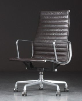 Charles Eames. Kontorstol, Aluminium Group, mørkebrun læder