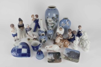 En samling af diverse porcelænsfigurer, vaser mm (24)