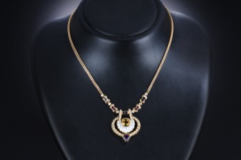 Retro brilliant and gemstone necklace of 18 kt. gold, a total of approx. 4.86 ct.