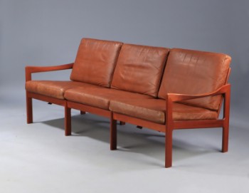 Illum Wikkelsø. Trepers sofa i teak, model 20, brunt læder.