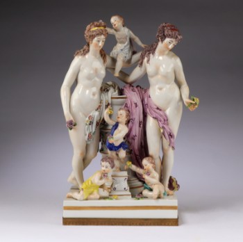 Stor figurgruppe med kvinder og børn i bemalet porcelæn, 1800-tallet