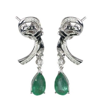 A pair of emerald and diamond earrings of 14 kt. white gold, approx. 1.26 ct. (2)