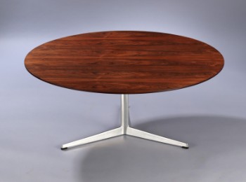 Arne Jacobsen. Circular coffee table with veneered rosewood top, Ø 110 cm
