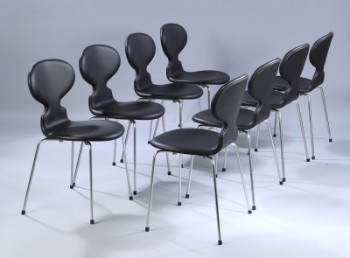 Arne Jacobsen. Et sæt på otte stole, Myren, model 3101, sort anilinlæder. (8)