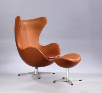 Arne Jacobsen. Egged, early model with large shoes with stool in cognac colored Vacona aniline leather