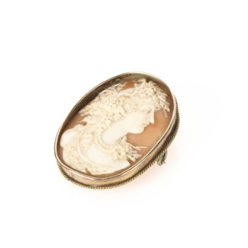 688952 Antique cameo brooch